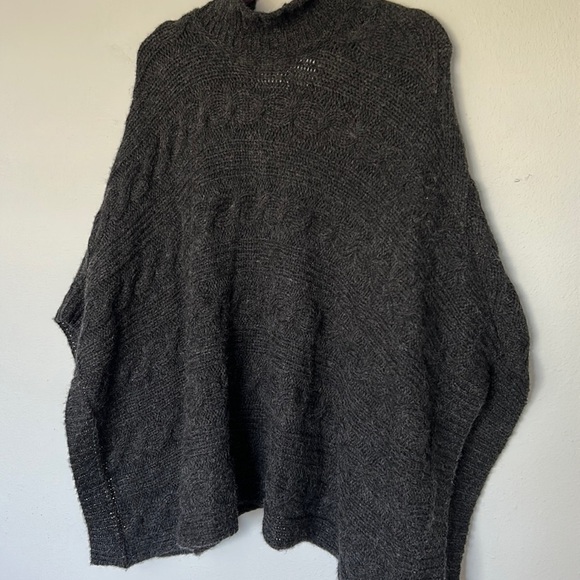Simply Natural Designs poncho/cape. Dark gray knit, 100% baby alpaca. Beautiful! - Picture 1 of 6
